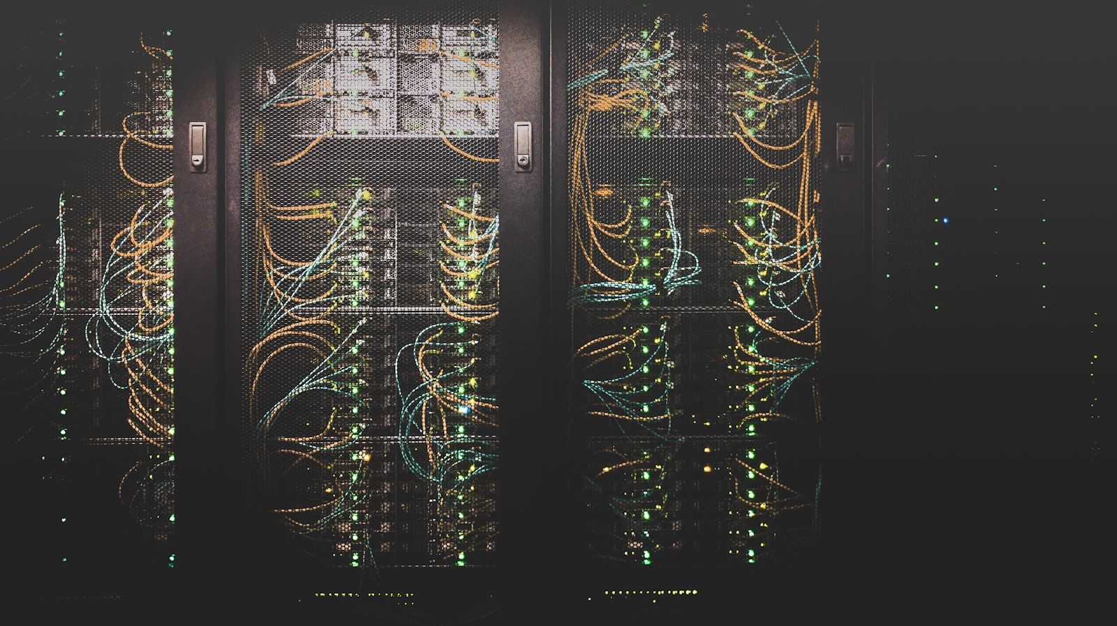 Racks de servidores con cableado estructurado en un centro de datos en penumbra
